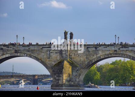 Praga, Repubblica Ceca-29.04.2023: Vista ravvicinata dei ponti sul fiume Moldava, con il famoso Ponte Carlo (Karluv Most) nella città vecchia di Praga, CZ Foto Stock