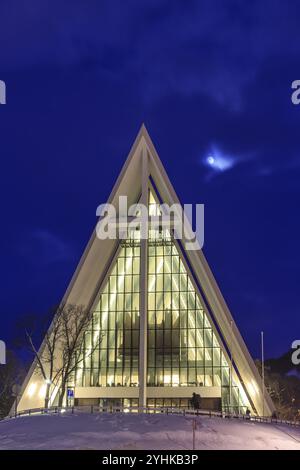 Ishavskatedralen illuminato o Cattedrale del Mare di ghiaccio in inverno, crepuscolo, Tromso, Troms, Norvegia, Europa Foto Stock