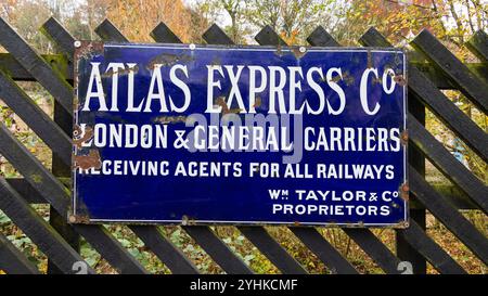 Vecchio cartello pubblicitario di Atlas Express Co, alla stazione ferroviaria North Yorkshire Moors di Pickering, North Yorkshire, Inghilterra Foto Stock