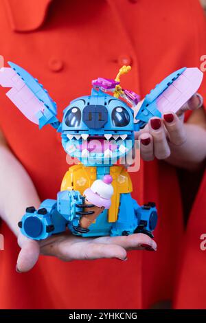 EMBARGO AL 0001 MERCOLEDÌ 13 NOVEMBRE 2024. Londra, Regno Unito. Martedì 12 novembre 2024. Un LEGO Disney Stitch, uno dei giocattoli della DreamToys Christmas List messo insieme dalla Toy Retailer Association, che è stato presentato per quest'anno. L'elenco è una previsione di quelli che si prevede saranno i nuovi giocattoli più in voga in questa stagione natalizia. Crediti: Katie Collins/EMPICS/Alamy Live News Foto Stock