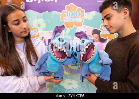 EMBARGO AL 0001 MERCOLEDÌ 13 NOVEMBRE 2024. Londra, Regno Unito. Martedì 12 novembre 2024. Lily, 12 anni e Luke, 14 anni, con i giocattoli RealFX Disney Stitch Puppetronic che sono sulla DreamToys Christmas List messa insieme dalla Toy Retailers Association, che è stata svelata per quest'anno. L'elenco è una previsione di quelli che si prevede saranno i nuovi giocattoli più in voga in questa stagione natalizia. Crediti: Katie Collins/EMPICS/Alamy Live News Foto Stock