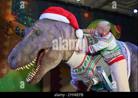 Il Museo di storia naturale di Londra svela il maglione natalizio sostenibile indossato dal suo famoso animatronico T. rex il T. rex di Natale segna l'inizio della celebrazione natalizia del Museo, con la sua maglieria festiva e la gamma natalizia disponibile in negozio e online ora ... in una tradizione annuale al Museo, la mostra festiva è esposta nella sua Dinosaur Gallery, gratuita per i visitatori da oggi fino a gennaio 2025 ... Foto Stock