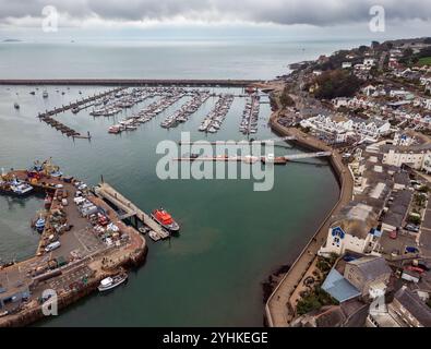 Vista aerea del porto turistico e del porto di Brixham sulla costa meridionale del Devon, nel sud-ovest dell'Inghilterra. Foto Stock