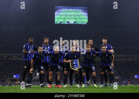 Milano, Italia. 10 novembre 2024. L'FC Internazionale ha iniziato undici schieramenti per una foto di squadra prima del calcio d'inizio, seconda fila ( L to R ); Marcus Thuram, Francesco Acerbi di FC, Denzel Dumfries, Benjamin Pavard, Yann Sommer e Alessandro bastoni, prima fila ( L to R ); Henrikh Mkhitaryan, Federico Dimarco, Lautaro Martinez, Nicolo Barella e Hakan Calhanoglu, nella partita di serie A A A A A Milano. Il credito per immagini dovrebbe essere: Jonathan Moscrop/Sportimage Credit: Sportimage Ltd/Alamy Live News Foto Stock