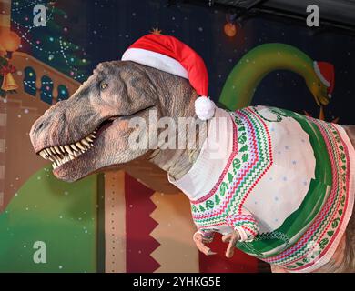 Il Museo di storia naturale di Londra svela il maglione natalizio sostenibile indossato dal suo famoso animatronico T. rex il T. rex di Natale segna l'inizio della celebrazione natalizia del Museo, con la sua maglieria festiva e la gamma natalizia disponibile in negozio e online ora ... in una tradizione annuale al Museo, la mostra festiva è esposta nella sua Dinosaur Gallery, gratuita per i visitatori da oggi fino a gennaio 2025 ... Foto Stock