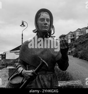 Statua a Mary Anning della scultrice Denise Dutton a Lyme Regis, Dorset Foto Stock