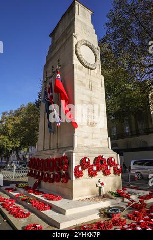 Londra, Regno Unito. 12 novembre 2024. Ghirlande fatte di papaveri e altre commemorazioni giacciono oggi dal cenotafio di Whitehall sotto il sole glorioso, mentre i visitatori rendono omaggio e ricordano i militari britannici e del Commonwealth, nonché i militari civili e le donne nelle due guerre mondiali e nei successivi conflitti. Crediti: Imageplotter/Alamy Live News Foto Stock