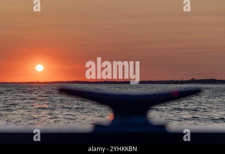 tramonto spettacolare dal traghetto dell'isola riparata Foto Stock