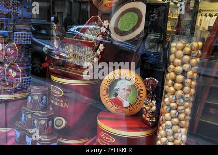 Vetrina di un negozio Paul Reber nel centro di Vienna con un assortimento di Mozartkugeln: Dolci che vengono acquistati come souvenir Foto Stock