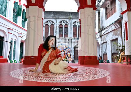 Giovane signora del membro della famiglia Chatterjee che si esibisce a Bijaya Dashami in occasione del grande festival bengalese Durga Puja a Uttar para, Hooghly Foto Stock