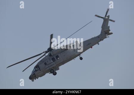 Un elicottero della Marina cinese Z-20 esegue una dimostrazione di volo allo Zhuhai Air Show di Zhuhai, provincia del Guangdong, Cina, il 12 novembre 2024. (Foto di Costfoto/NurPhoto) Foto Stock