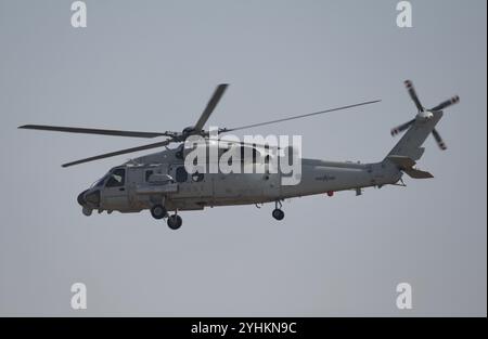 Un elicottero della Marina cinese Z-20 esegue una dimostrazione di volo allo Zhuhai Air Show di Zhuhai, provincia del Guangdong, Cina, il 12 novembre 2024. (Foto di Costfoto/NurPhoto) Foto Stock