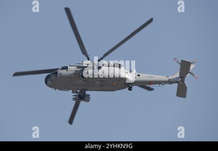 Un elicottero della Marina cinese Z-20 esegue una dimostrazione di volo allo Zhuhai Air Show di Zhuhai, provincia del Guangdong, Cina, il 12 novembre 2024. (Foto di Costfoto/NurPhoto) Foto Stock