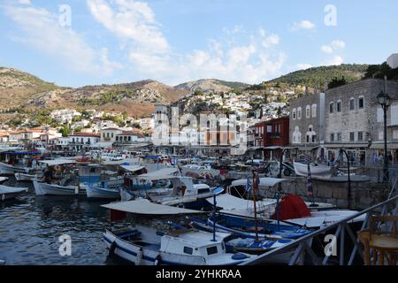 Isola di Hydra, Grecia, Grecia estate, vacanze pittoresche sull'isola, viaggi estivi sull'isola, paesaggi dell'isola greca, viste estive sul Mar Egeo, viaggio Foto Stock