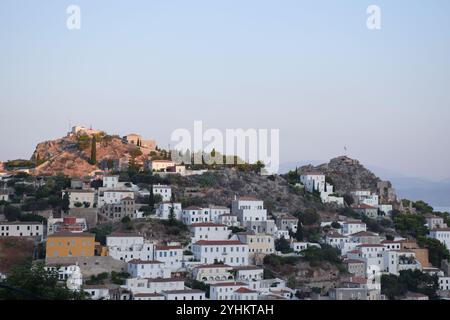 Isola di Hydra, Grecia, Grecia estate, vacanze pittoresche sull'isola, viaggi estivi sull'isola, paesaggi dell'isola greca, viste estive sul Mar Egeo, viaggio Foto Stock