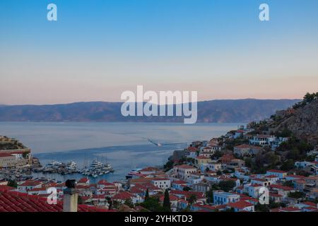 Isola di Hydra, Grecia, Grecia estate, vacanze pittoresche sull'isola, viaggi estivi sull'isola, paesaggi dell'isola greca, viste estive sul Mar Egeo, viaggio Foto Stock
