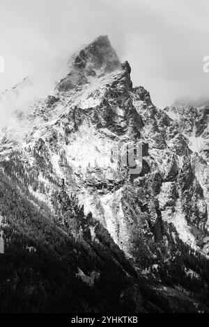 Il Grand Teton e il Monte Owen si innalzano in nuvole di tempesta. Grand Teton National Park, Wyoming Foto Stock