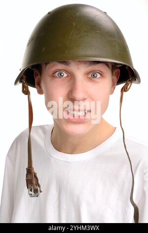 L'adolescente con un casco militare Foto Stock