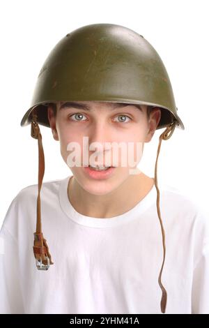 L'adolescente con un casco militare Foto Stock