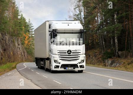 Il semirimorchio bianco Mercedes-Benz Actros L 1845 trasporta merci in autostrada in un giorno d'autunno. Salo, Finlandia. 24 ottobre 2024. Foto Stock