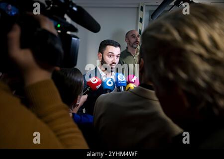 DEN HAAG - Stephan van Baarle (DENK) prima del tempo delle interrogazioni settimanali alla camera dei rappresentanti. ANP RAMON VAN FLYMEN netherlands Out - belgio Out Foto Stock