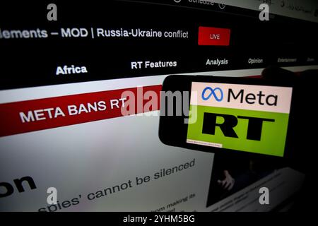 Gaziantep, Turkiye. 17 settembre 2024. Logo RT su uno smartphone con la bandiera americana sullo sfondo. Meta ha annunciato lunedì il divieto di RT e della Sputnik News Agency Rossiya Segodnya dalle loro app a livello globale. La società di social media ha giustificato il divieto sulla base di "attività di interferenza straniera". La mossa segue le recenti accuse degli Stati Uniti contro RT di cercare di influenzare la politica nei paesi occidentali, e l'annuncio di sanzioni contro i media statali russi Foto Stock