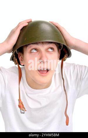 L'adolescente con un casco militare Foto Stock