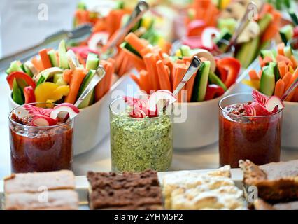 Erfurt, Germania. 12 novembre 2024. Uno spuntino viene servito prima che i negoziati di coalizione inizino nel parlamento statale della Turingia. Crediti: Martin Schutt/dpa/Alamy Live News Foto Stock