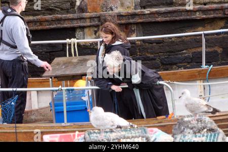 Emma Thompson e Ruth Watson sono intrattenuti da una foca selvaggia mentre si rilassano dopo aver girato una sequenza per la serie thriller della nuova Apple TV "Down Century Road". Protagonista ed esecutiva prodotta da Academy Award, BAFTA, Golden Globe e vincitrice di Emmy Award Emma Thompson (“buona fortuna a te, Leo grande” “senso e sensibilità”) che interpreta il ruolo di un occhio privato di Oxford Zoë Boehm, insieme al Golden Globe e al due volte vincitore del Olivier Award Ruth Wilson (“Lutero,” “The Affair,” “His Dark Materials”) nel ruolo di Sarah Tucker, che diventa ossessionata dalla posizione di un bambino che crede scomparso. Foto Stock