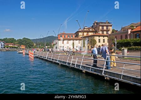 Ringhiere fronte lago a Sarnico, Lago d'Iseo, Lombardia, Italia Foto Stock