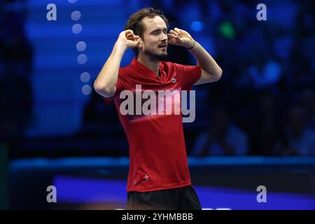 Torino, Italia. 12 novembre 2024. Daniil Medvedev di Russia celebra al termine del Round Robin match singolo tra Daniil Medvedev di Russia e Alex De Minaur di Australia il giorno tre della finale Nitto ATP 2024 all'Inalpi Arena il 12 novembre 2024 a Torino. Crediti: Marco Canoniero/Alamy Live News Foto Stock