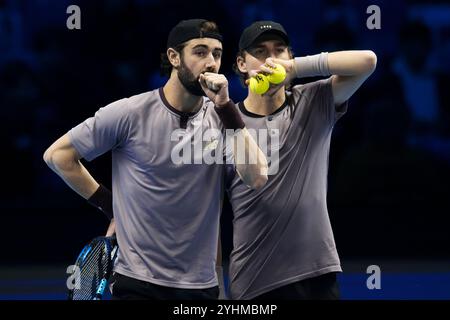 Torino, Italia. 12 novembre 2024. Jordan Thompson (L) e Max Purcell dell'Australia parlano durante il round robin double match contro il finlandese Harri Heliovaara e il britannico Henry Patten durante il terzo giorno delle finali Nitto ATP. Crediti: Nicolò campo/Alamy Live News Foto Stock