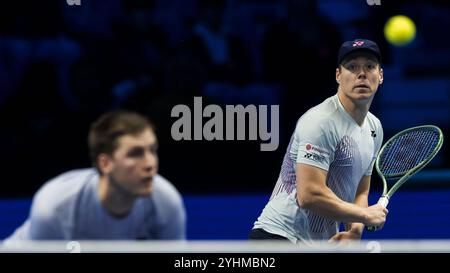 Torino, Italia. 12 novembre 2024. Harri Heliovaara (R) della Finlandia e Henry Patten della Gran Bretagna guardano la palla durante il round robin double match contro Max Purcell e Jordan Thompson dell'Australia durante il terzo giorno delle finali Nitto ATP. Crediti: Nicolò campo/Alamy Live News Foto Stock