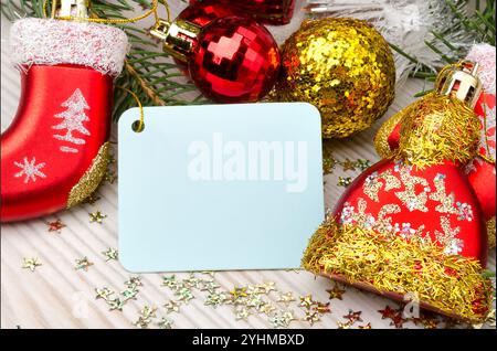 Tessera per l'anno nuovo. Rami di pino verde, palle rosse, coni e archi. Posiziona per testo. Foto Stock