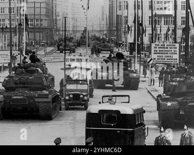 BERLINO, GERMANIA - 26-28 ottobre 1961 - i carri armati M-48A1 dell'esercito statunitense si scontrano con i carri sovietici al Checkpoint Charlie, Berlino, Germania, nell'ottobre 1961. Maturo Foto Stock