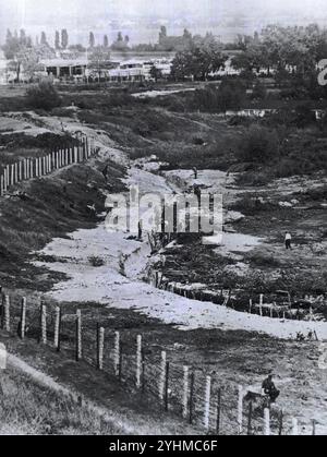 BERLINO, GERMANIA - circa 13 agosto 1961 - in un ultimo tentativo di fermare un'ondata di rifugiati in fuga dalla Germania Est a Berlino Ovest, il Gover comunista Foto Stock