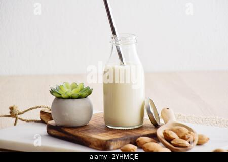 Mandorle, latte di mandorle, burro di mandorle, mandorle crude, mandorle , dieta senza glutine, senza latticini, a base vegetale Foto Stock