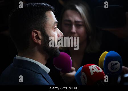 DEN HAAG - Stephan van Baarle (DENK) prima del tempo delle interrogazioni settimanali alla camera dei rappresentanti. ANP RAMON VAN FLYMEN netherlands Out - belgio Out Foto Stock