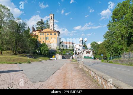 Comune all'interno di un'area protetta dell'Italia settentrionale. Castello Cabiaglio e parco regionale campo dei Fiori, provincia di Varese Foto Stock