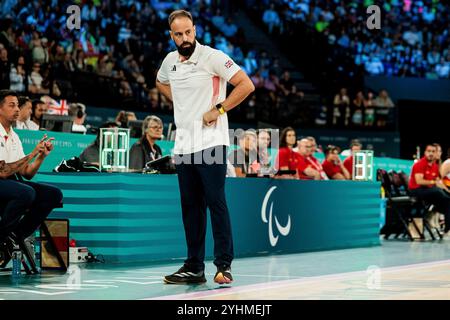 PARIGI, FRANKREICH 29. Agosto - Rollstuhlbasketball Spanien - Grossbritannien Damen Paris 2024 Paralimpiadi AM 29.08.2024 nella der Bercy Arena di Parigi Frankreich. Miguel Vaquero Maestre (allenatore Grossbritannien) Foto Stock