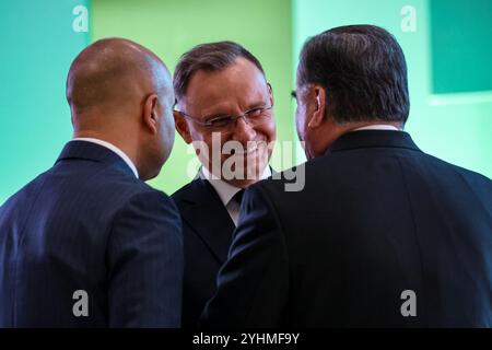 Baku, Azerbaigian, 12 novembre 2024. Andrzej Duda, Presidente della Polonia, partecipa alla Conferenza delle Nazioni Unite sui cambiamenti climatici di alto livello nella sala plenaria di Nizami durante la COP29, un evento organizzato dall'UNFCCC allo Stadio Olimpico di Baku. La COP29, in vigore da novembre 11-22, si concentra sulla ricerca di energia pulita per la compensazione delle emissioni di carbonio. Crediti: Dominika Zarzycka/Alamy Live News Foto Stock