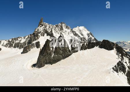 Vista panoramica della vetta del dente del Gigante (4014 m) nel massiccio del Monte bianco, al confine tra Italia e Francia, Courmayeur, Aosta, Italia Foto Stock