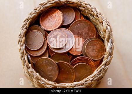 Monete in euro di valore diverso ​​in un paniere di vimini Foto Stock