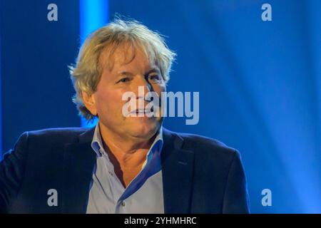 Berlino, Germania. 16 ottobre 2024. GER, Berlin, Die Beatrice Egli Show, a Berlino - Am Studio 20, Aufzeichnung der Musik- und Unterhaltungsshow mit Beatrice Egli, Aufzeichnung fuer die Sendung am 31.10.24, Beteiligt sind SWR, MDR und das Schweizer Fernsehen SRF, im Bild: Bernhard Brink 16.10.2024 crediti: HMB Media/Alamy Live News Foto Stock