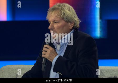 Berlino, Germania. 16 ottobre 2024. GER, Berlin, Die Beatrice Egli Show, a Berlino - Am Studio 20, Aufzeichnung der Musik- und Unterhaltungsshow mit Beatrice Egli, Aufzeichnung fuer die Sendung am 31.10.24, Beteiligt sind SWR, MDR und das Schweizer Fernsehen SRF, im Bild: Bernhard Brink 16.10.2024 crediti: HMB Media/Alamy Live News Foto Stock