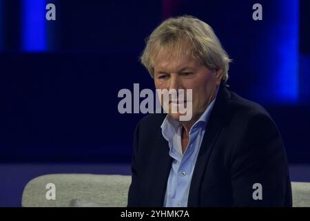 Berlino, Germania. 16 ottobre 2024. GER, Berlin, Die Beatrice Egli Show, a Berlino - Am Studio 20, Aufzeichnung der Musik- und Unterhaltungsshow mit Beatrice Egli, Aufzeichnung fuer die Sendung am 31.10.24, Beteiligt sind SWR, MDR und das Schweizer Fernsehen SRF, im Bild: Bernhard Brink 16.10.2024 crediti: HMB Media/Alamy Live News Foto Stock