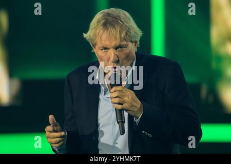 Berlino, Germania. 16 ottobre 2024. GER, Berlin, Die Beatrice Egli Show, a Berlino - Am Studio 20, Aufzeichnung der Musik- und Unterhaltungsshow mit Beatrice Egli, Aufzeichnung fuer die Sendung am 31.10.24, Beteiligt sind SWR, MDR und das Schweizer Fernsehen SRF, im Bild: Bernhard Brink 16.10.2024 crediti: HMB Media/Alamy Live News Foto Stock