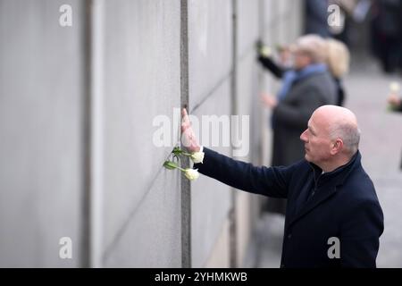 Kai Wegner, muro di Berlino - commemorazione DEU, Deutschland, Germania, Berlino, 09.11.2024 Kai Wegner , Regierender Buergermeister von Berlin CDU beim Hinterlegen einer weisser Rose in einem Mauerspalt bei einer Zeremonie mit Kerzen zum Gedenken an die Maueropfer in der Gedenkstaette Berliner Mauer in der Bernauer Straße im Rahmen der Feierzum 35. Jahrestag vom Mauerfall alle 9:00. Novembre 1989 a Berlino Germania . Die Mauer 1961 von der ehemaligen ostdeutschen Regierung errichtet, fiel waehrend einer friedlichen Revolution AM 9. Novembre 1989 und ebnete den Weg für die Wiedervereinigung Foto Stock