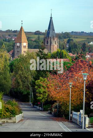 Wissembourgh (Bas-Rhin, Alsazia, Francia nord-orientale) con la Chiesa di San Pietro e San Paolo in ottobre. Foto Stock