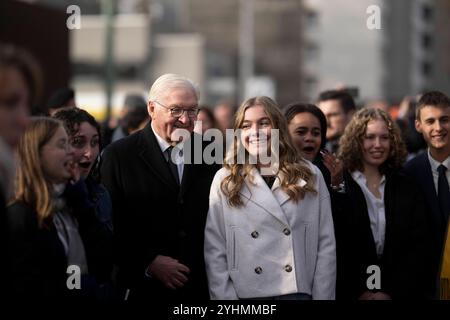 Frank-Walter Steinmeier, muro di Berlino - commemorazione DEU, Deutschland, Germania, Berlino, 09.11.2024 Bundespraesident Frank-Walter Steinmeier mit Jugendlichen bei einer Zeremonie mit Kerzen zum Gedenken an die Maueropfer in der Gedenkstaette Berliner Mauer in der Bernauer Straße im Rahmen der Feierlichkeiten zum 35. Jahrestag vom Mauerfall alle 9:00. Novembre 1989 a Berlino Germania . Die Mauer 1961 von der ehemaligen ostdeutschen Regierung errichtet, fiel waehrend einer friedlichen Revolution AM 9. Novembre 1989 und ebnete den Weg für die Wiedervereinigung der beiden deutschen Staaten. Die Mauer Foto Stock